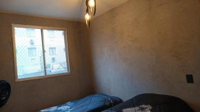 (Quarto) confortável em condomínio bem localizado